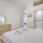 Spacious 3 Bedroom In Historic Lägenhet