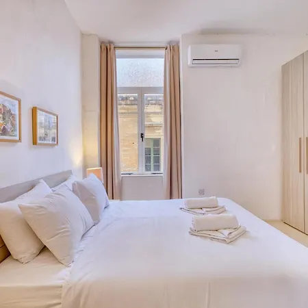 Spacious 3 Bedroom In Historic 公寓