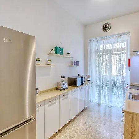 Spacious 3 Bedroom In Historic