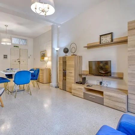 Spacious 3 Bedroom In Historic