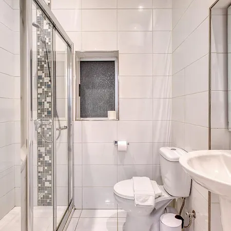 Spacious 3 Bedroom In Historic