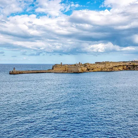 Spacious 3 Bedroom In Historic 公寓