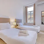 Spacious 3 Bedroom In Historic Apartman *