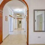 Spacious 3 Bedroom In Historic Apartman *