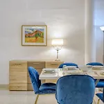 Spacious 3 Bedroom In Historic Apartman *