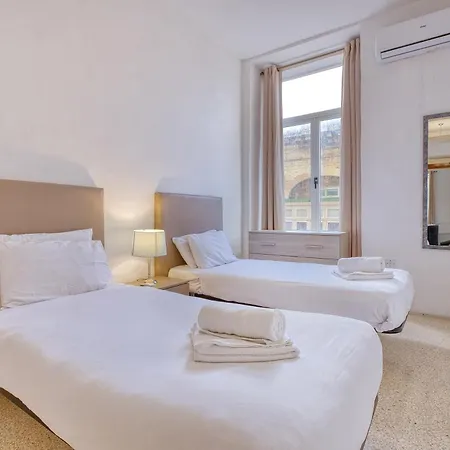 Spacious 3 Bedroom In Historic Appartamento *