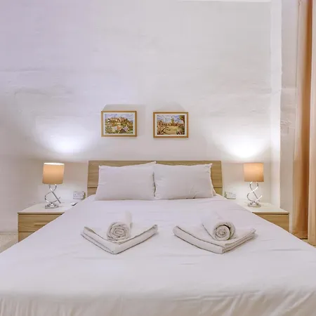 Spacious 3 Bedroom In Historic *