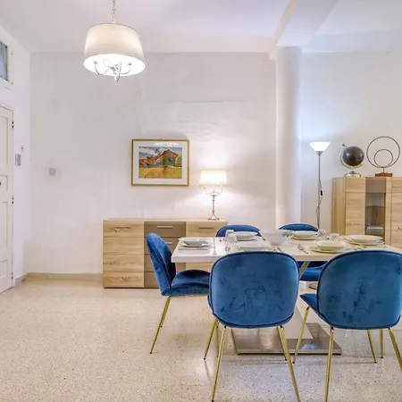 Spacious 3 Bedroom In Historic *