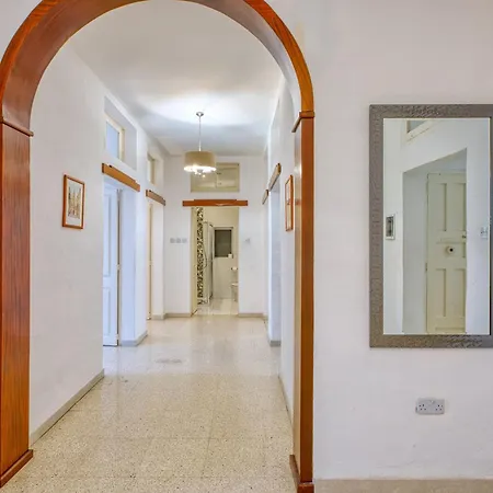 Spacious 3 Bedroom In Historic Appartamento *