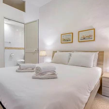 Spacious 3 Bedroom In Historic *