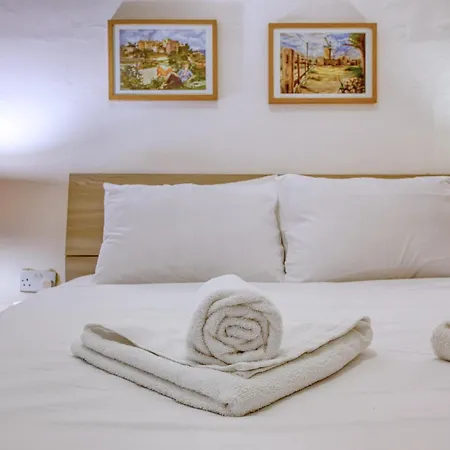 Spacious 3 Bedroom In Historic Appartamento La Valletta