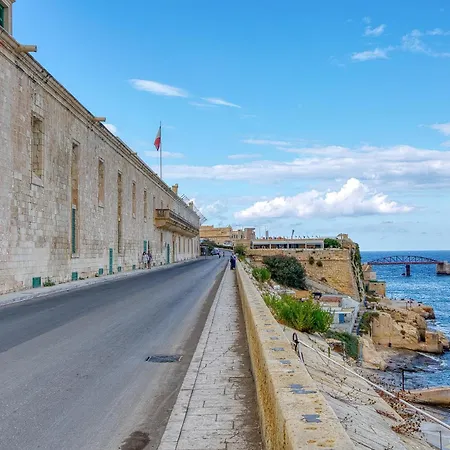 Spacious 3 Bedroom In Historic La Valletta