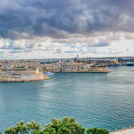 Spacious 3 Bedroom In Historic La Valletta