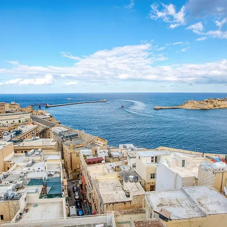 Spacious 3 Bedroom In Historic Lägenhet *