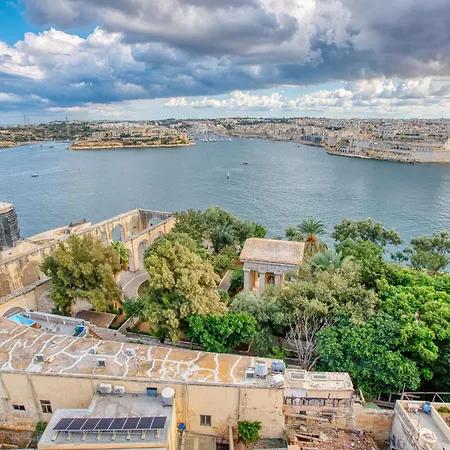Spacious 3 Bedroom In Historic Lägenhet Valletta