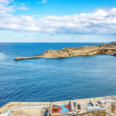 Spacious 3 Bedroom In Historic Appartamento