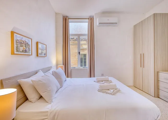 Spacious 3 Bedroom In Historic Lägenhet