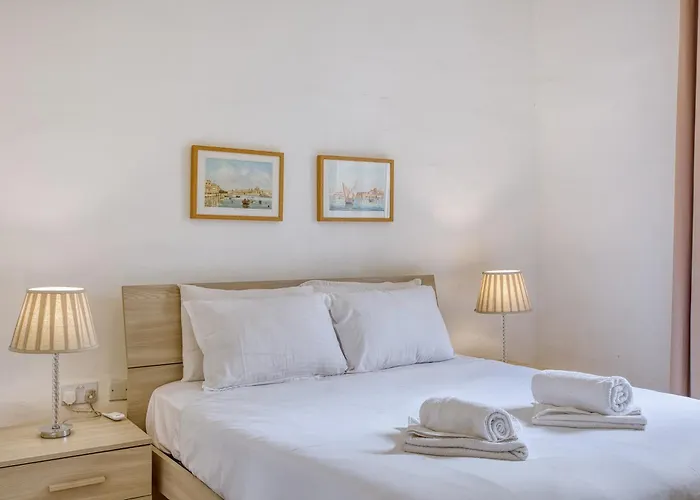 Lägenhet Spacious 3 Bedroom In Historic