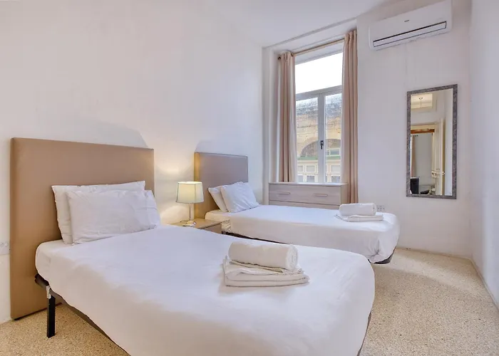 Spacious 3 Bedroom In Historic Lägenhet *