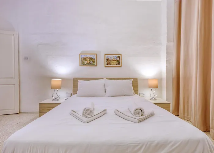 Spacious 3 Bedroom In Historic *