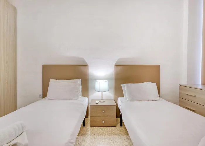 Spacious 3 Bedroom In Historic *