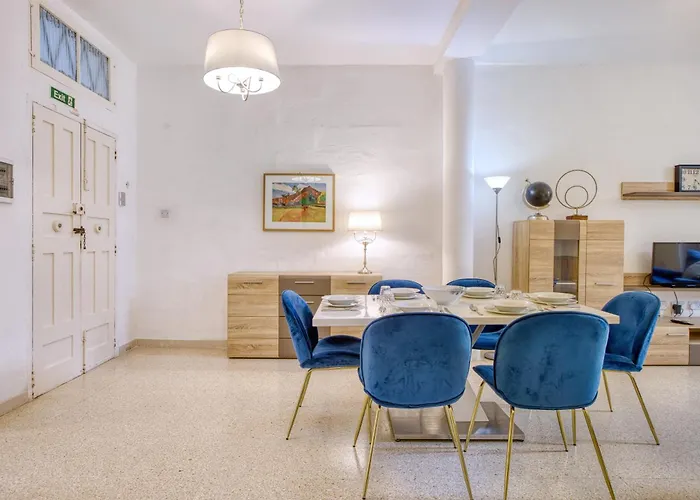 Spacious 3 Bedroom In Historic *