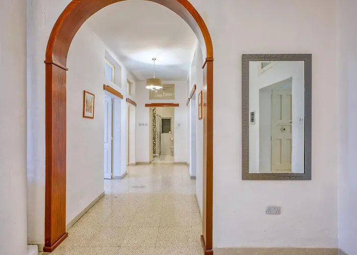 Spacious 3 Bedroom In Historic Lägenhet *