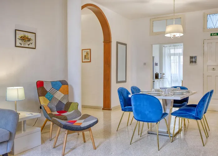 Spacious 3 Bedroom In Historic *