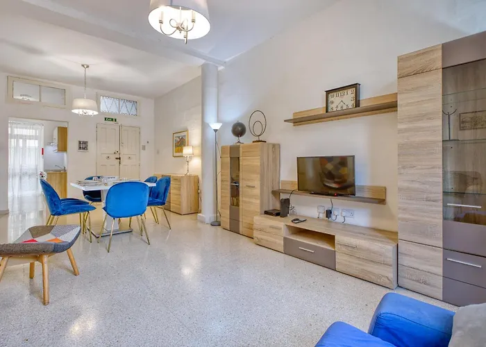 Spacious 3 Bedroom In Historic