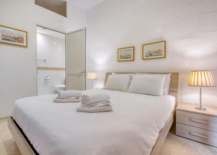 Spacious 3 Bedroom In Historic *