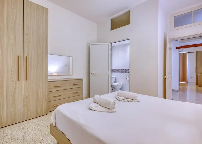 Lägenhet Spacious 3 Bedroom In Historic