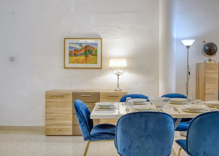 Spacious 3 Bedroom In Historic Lägenhet *