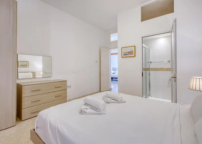 Spacious 3 Bedroom In Historic Lägenhet