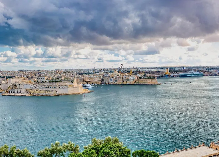 Spacious 3 Bedroom In Historic Valletta