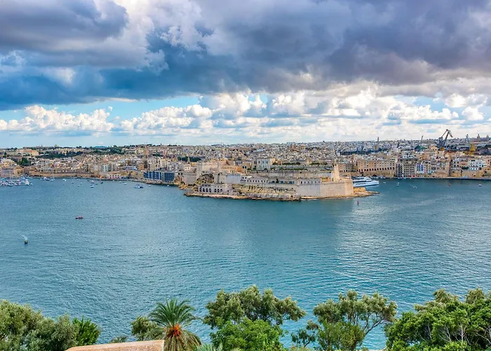 Spacious 3 Bedroom In Historic Lägenhet Valletta