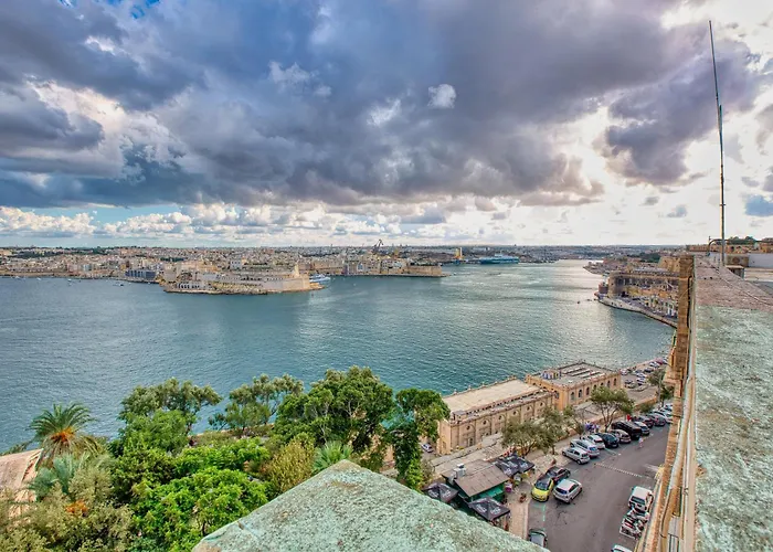 Spacious 3 Bedroom In Historic Valletta