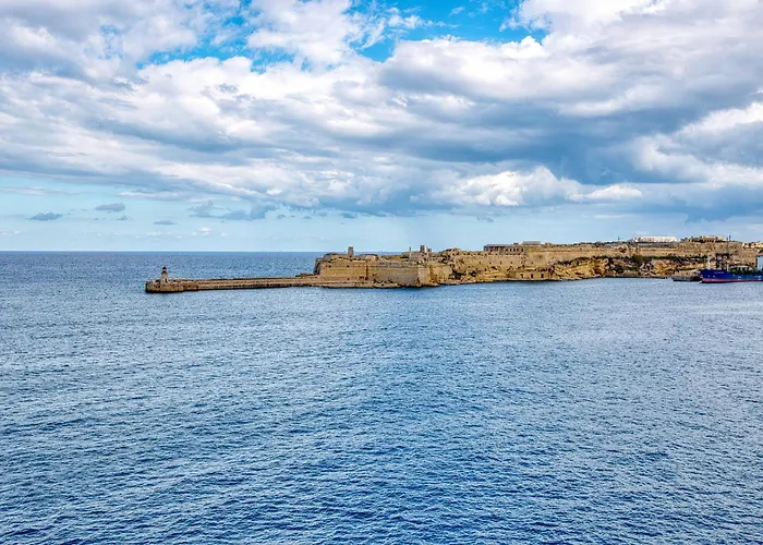 Spacious 3 Bedroom In Historic Lägenhet