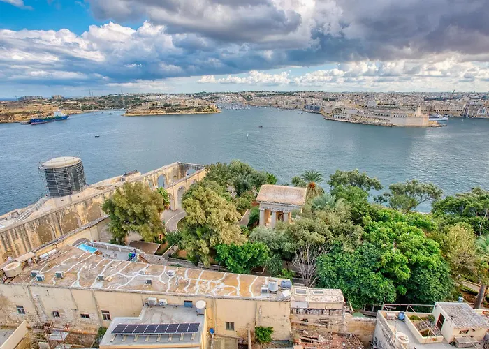Spacious 3 Bedroom In Historic Lägenhet Valletta