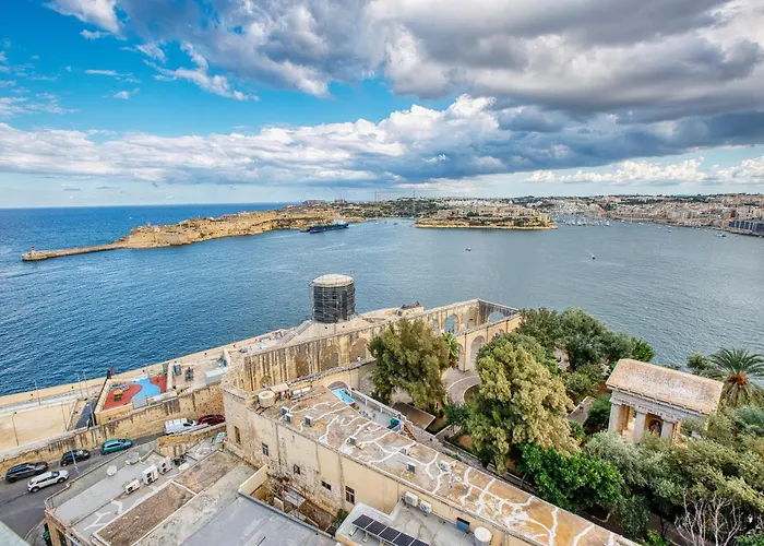 Spacious 3 Bedroom In Historic Valletta
